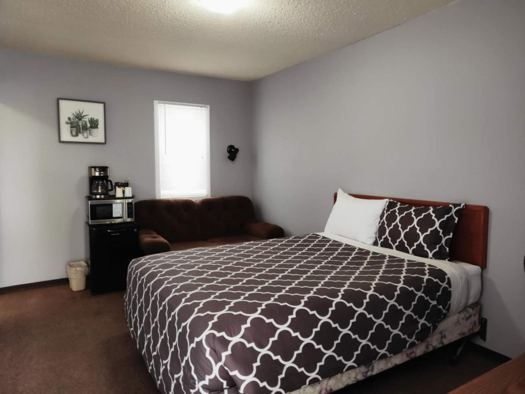 Melsask Motel Melville Exterior photo