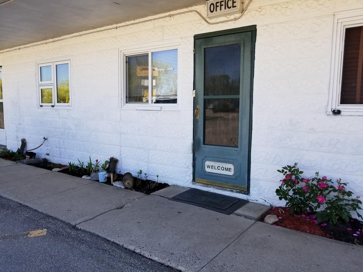Melsask Motel Melville Exterior photo
